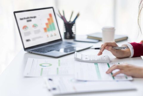 woman working in laptop